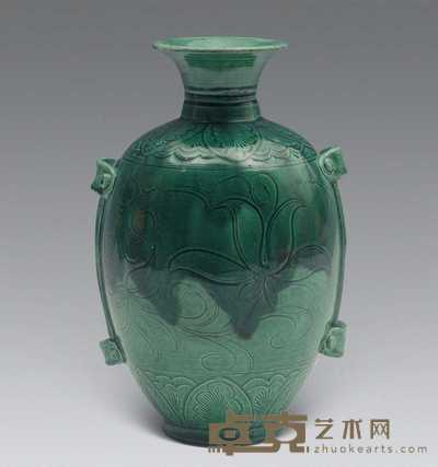 宋 定窑绿釉刻花贯耳瓶 高24.4cm；口径8cm；底径7.5cm